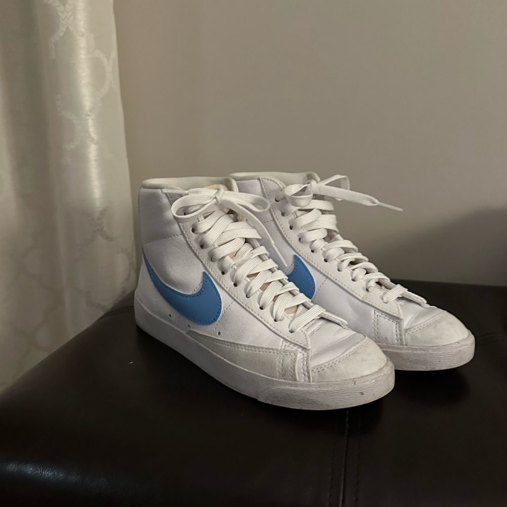 Nike Women's Blazer Mid 77 Shoes